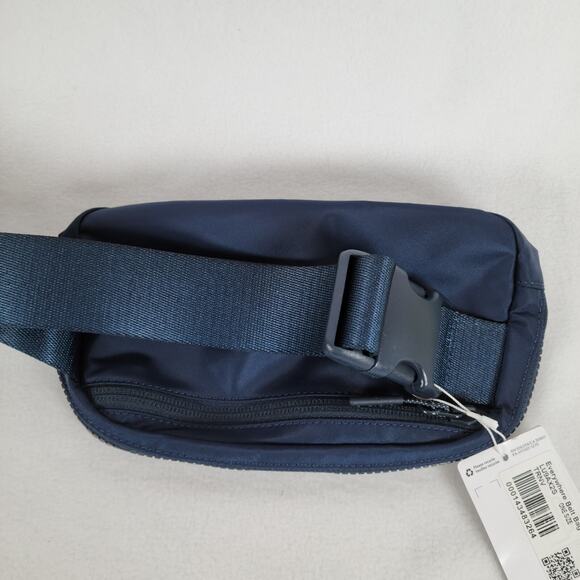 Lululemon Everywhere Belt Bag Full Zip 1L Navy Blue Adjustable Strap Pilates - Picture 2 of 7